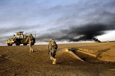 Soldaten, die zum Irak-Konvoi rennen