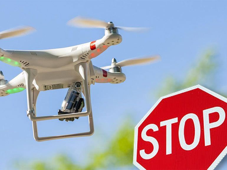 Drohne fliegt über Paris