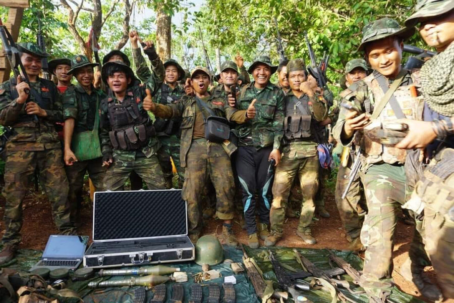beschlagnahmten zwei Militärlastwagen, Waffen, Minen und Anti-Drohnen-Störsender