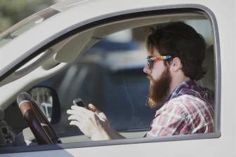 Fahrer, der mit Handy spielt