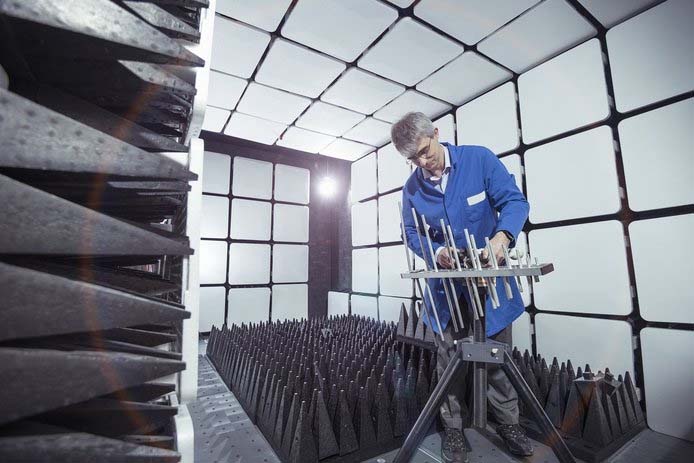 Der Ingenieur stellt die Antenne ein