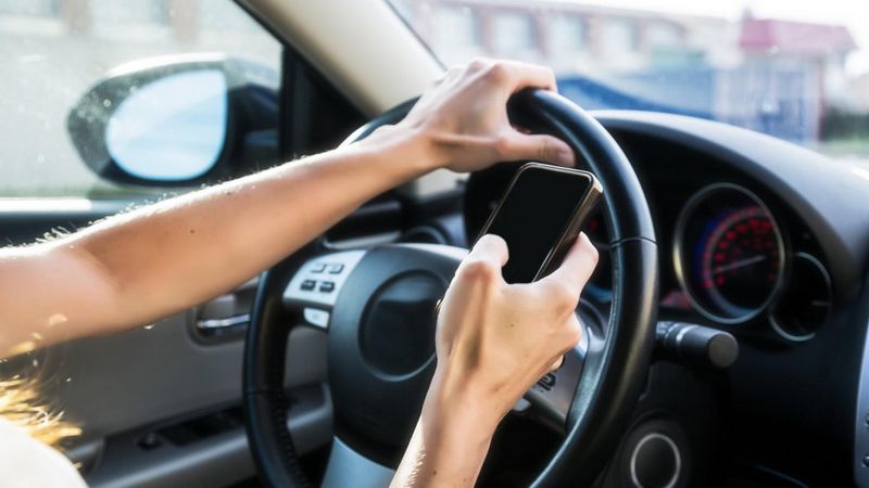 Installieren Sie einen Handy-Störsender am Lenkrad