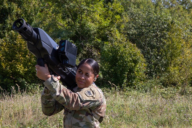 Anti-Drohnen-Bazooka mit Störsender.jpg